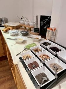 Reichlich Nüße und Samen beim Frühstück in der Pension Norika Saalbach